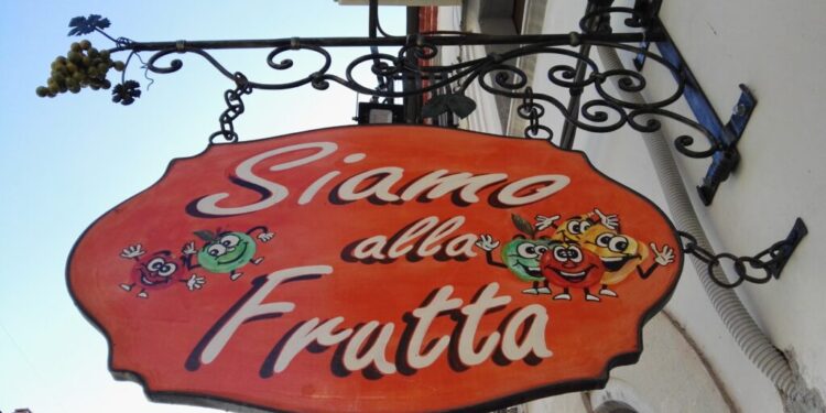 “Siamo alla frutta” l’intrigante insegna scoop di Milena, la bella fruttivendola molisana