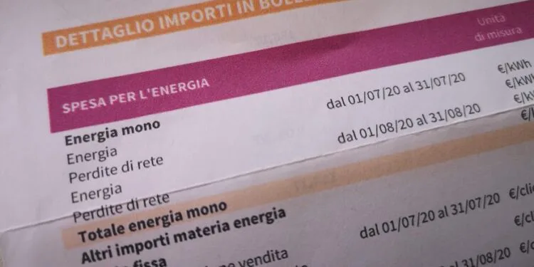 Un autunno “bollente” in arrivo nelle bollette degli italiani. Stangata per luce e gas / Imprese in ginocchio