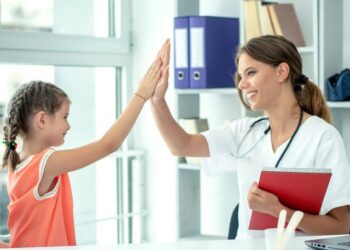 Infermieri in ogni scuola per la sicurezza, Santelli: “La Scuola per noi è una priorità”