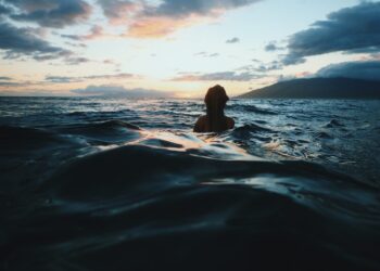 “In fondo al mar” di Martina Cerra: un romanzo tra il fantastico e il reale che tocca le corde dell’anima