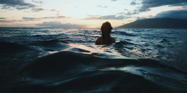 “In fondo al mar” di Martina Cerra: un romanzo tra il fantastico e il reale che tocca le corde dell’anima