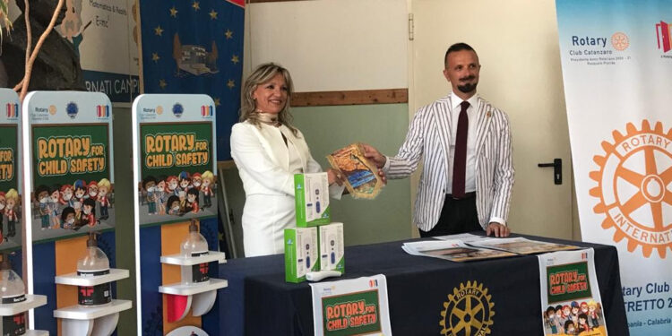 Il Rotary Club di Catanzaro dona erogatori e termoscanner anti Covid-19 a due istituti scolastici cittadini