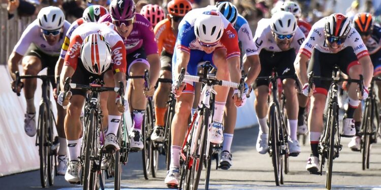 Scigliano protagonista nel Giro d’Italia. Il gruppo “E” con biciclette a pedalata assistita tinge di rosa il borgo del Savuto / Il sindaco Raffaele Pane: «Una tappa storica per tutto il territorio»