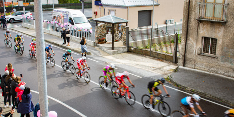 “Gli scatti del Giro”. Riceviamo e pubblichiamo le foto inviate da Raffaella De Grazia al passaggio della Corsa Rosa da Soveria Mannelli