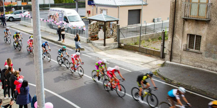 “Gli scatti del Giro”. Riceviamo e pubblichiamo le foto inviate da Raffaella De Grazia al passaggio della Corsa Rosa da Soveria Mannelli