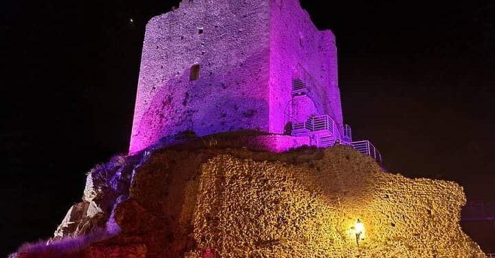 Belcastro, il Castello Normanno si colora di rosa contro il cancro