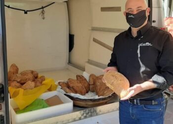 Camigliatello, imprenditore agricolo distribuisce alla comunità il pane della speranza e del sorriso