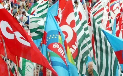 Protesta di Cgil, Cisl e Uil a Catanzaro davanti alla Cittadella: “Il commissario subito!”