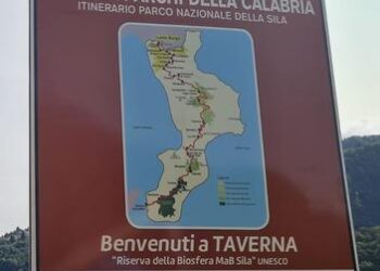 Ciclovia dei parchi, due biker alla scoperta della Calabria. De Caprio: «L’opera aiuterà la ripresa economica»