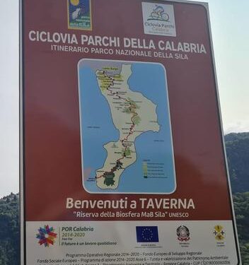 Ciclovia dei parchi, due biker alla scoperta della Calabria. De Caprio: «L’opera aiuterà la ripresa economica»