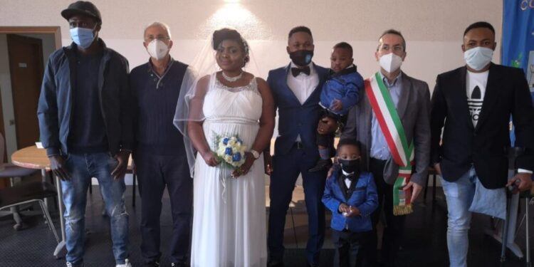 Dalla Nigeria via dalla guerra, coronano il loro sogno d’amore in Calabria a Badolato