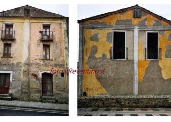 La facciata della casa scelta da Fabrizio Plessi che ha ispirato l’installazione di Piazza Bonini