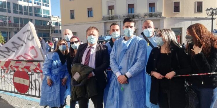 S. Anna Hospital, Anastasi (IRIC) alla manifestazione dei dipendenti: “Mi sono aggregato perché è inaccettabile che un’eccellenza calabrese soccomba così”