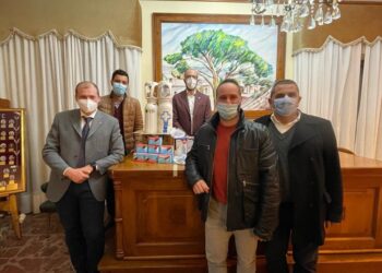 Pentone, la solidarietà del Leo Club “Rupe ventosa”: donati alla comunità saturimetri, gorgogliatori e bombole d’ossigeno