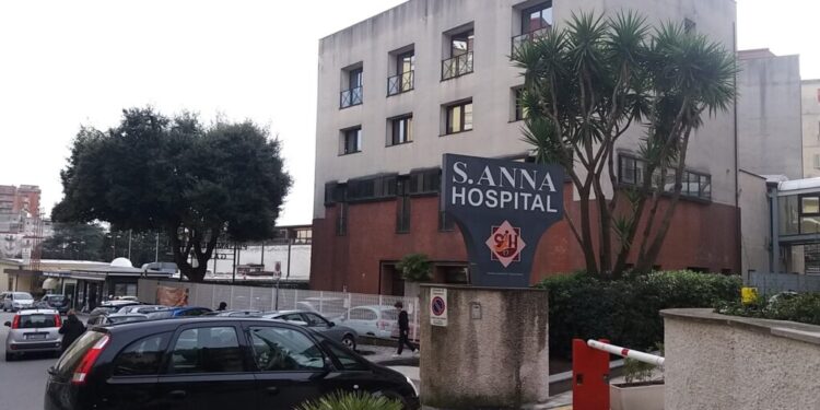 Dipendenti S. Anna Hospital scendono in piazza. Presidio a serio rischio chiusura