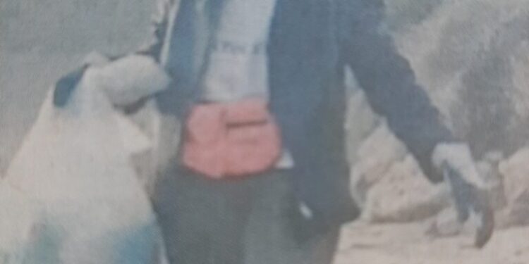 Isola Capo Rizzuto, ripulisce la spiaggia di Le Castella