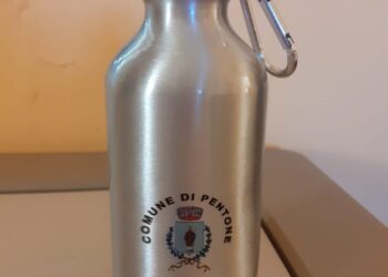 Pentone, 100 borracce in alluminio per gli alunni delle scuole