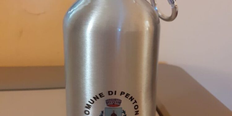 Pentone, 100 borracce in alluminio per gli alunni delle scuole