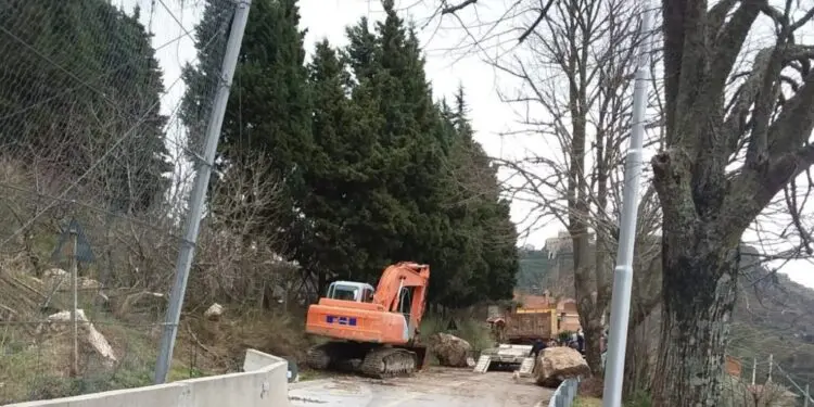 Apertura varco a Tiriolo strada SS 19 per Catanzaro, rimasta chiusa per caduta massi