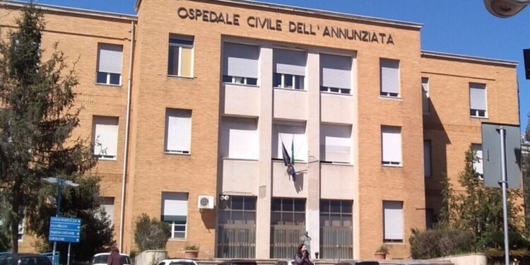Cosenza: sit-in di protesta degli Oss davanti all’Annunziata. Longo promette prova suppletiva per ricorsisti