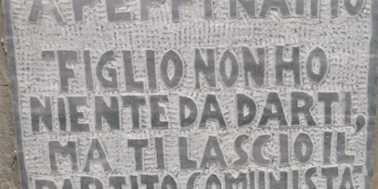 Badolato, “il paese in vendita” si racconta con le “pietre della memoria” e c’è chi lascia in eredità il Partito Comunista