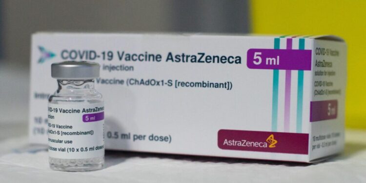 Vaccino AstraZeneca, Ema dà il via libera, ma ammette legami con episodi trombotici rari
