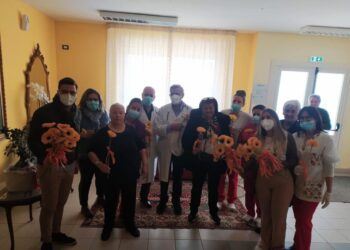 Cropani, una gerbera gialla alle donne della casa protetta: aspettando l’8 marzo