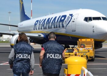 Lamezia Terme, abbandonano i tre figli minorenni e vanno in aeroporto: denunciati due coniugi