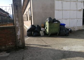 Decollatura, la raccolta differenziata non funziona: cumuli di spazzatura anche vicino ad una scuola