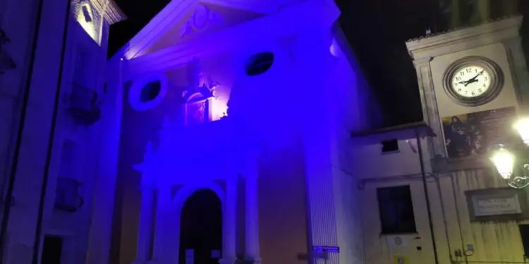 Taverna, il paese di colora di blu per i diritti di fanciulli e adolescenti