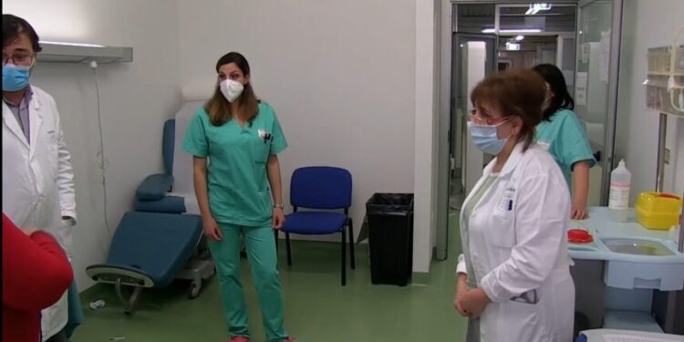 Vaccinazioni per pazienti oncologici nel reparto dell’ospedale di Lamezia Terme