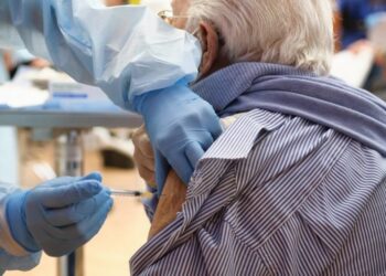 Vaccino: da oggi anche in Calabria prenotazione anche per over 70 su piattaforma Poste Italiane