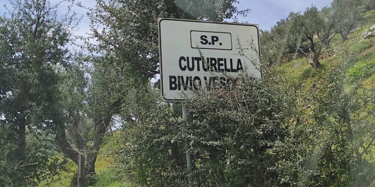 Cropani, la protesta ironica dei cittadini di Cuturella