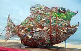 Pesce mangia plastica
