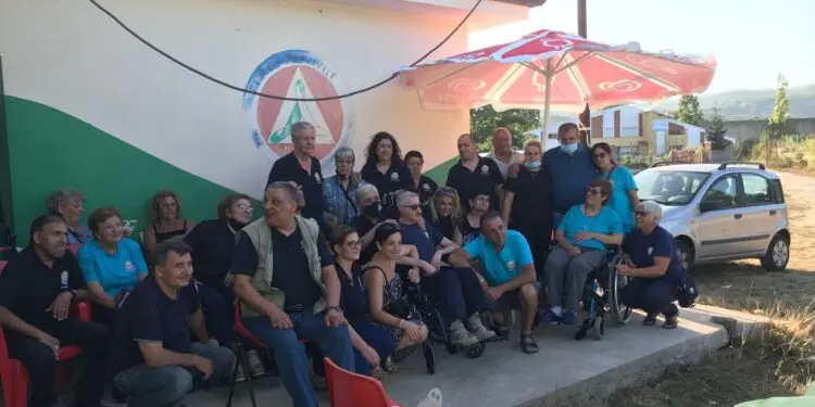 Il Barelleiere Francesco Bonaddio nel gruppo dei partecipanti alla festa