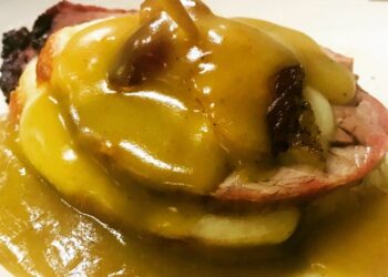 La ricetta di Piero Cantore: Millefoglie di maiale e caciocavallo silano su crema di cannella