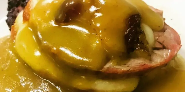 La ricetta di Piero Cantore: Millefoglie di maiale e caciocavallo silano su crema di cannella