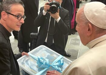 A Roma benedetto il manto della Vergine Maria del S. Rosario di Accaria di Serrastretta