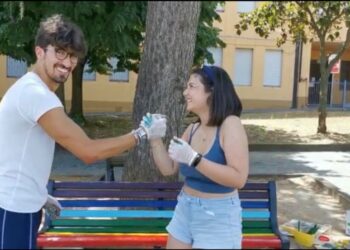 Opera di riqualificazione panchine in stile pride sul territorio lametino