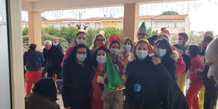 Cropani, Natale alla casa protetta Andrea Stanizzi: sorrisi e regali per gli anziani