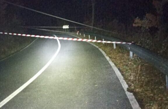 Cade un filo dell’alta tensione/ Paura sulla Sp 73 in località Mola (Saliano)