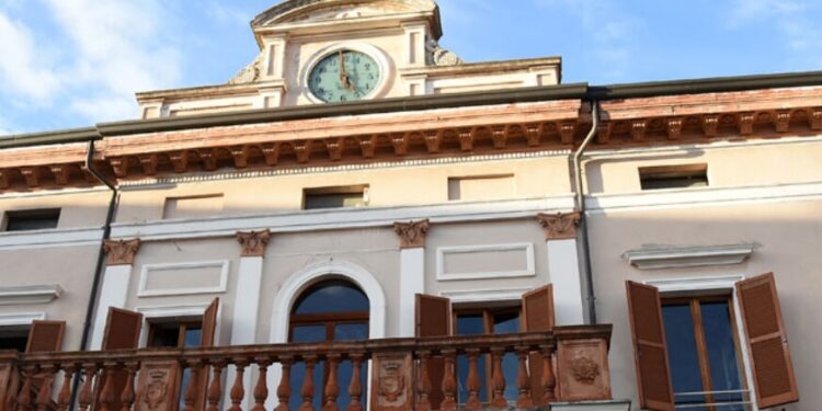 Chiaravalle, amministratori in piazza contro caro bollette