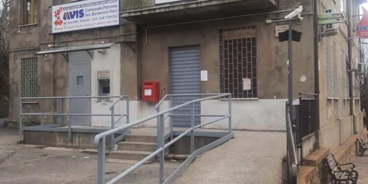 Petronà, ancora file interminabili all’ufficio postale: solo un addetto allo sportello