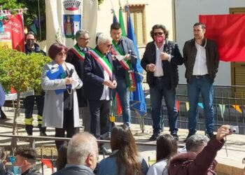 Targa-ricordo per il 70° della nascita di Badolato Marina, inaugurata nel 1952 da Alcide De Gasperi
