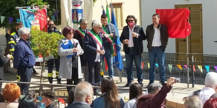 Targa-ricordo per il 70° della nascita di Badolato Marina, inaugurata nel 1952 da Alcide De Gasperi
