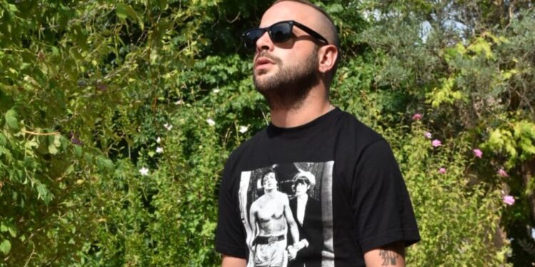 Cronico torna sulle scene musicali con “Autostrada” il nuovo singolo del cantautore calabrese