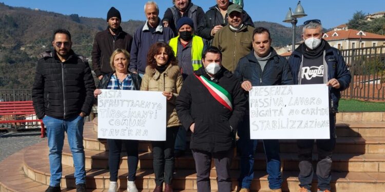 Taverna, protesta tirocinanti, basta precarietà