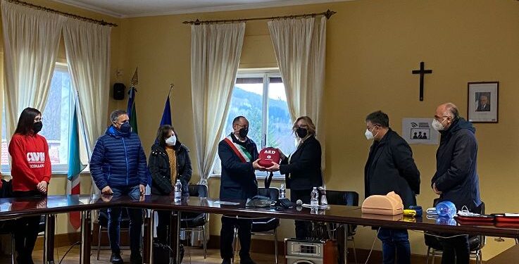 Decollatura, la locale Avis dona un defibrillatore al Comune