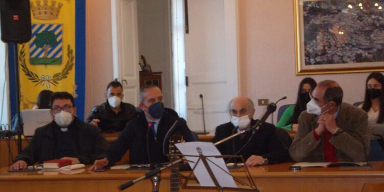 Sersale, unanime apprezzamento per la poesia “A Sersale”, capolavoro di Serafino Schipani, nel Palazzo municipale