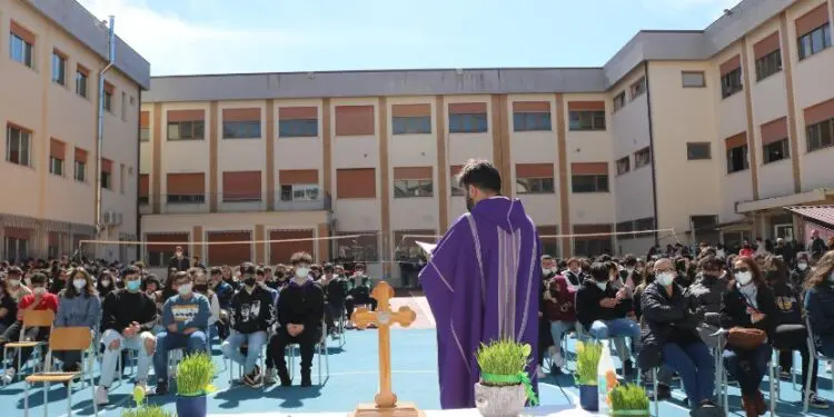 All’Istituto Tecnico Economico di Lamezia celebrato il precetto pasquale